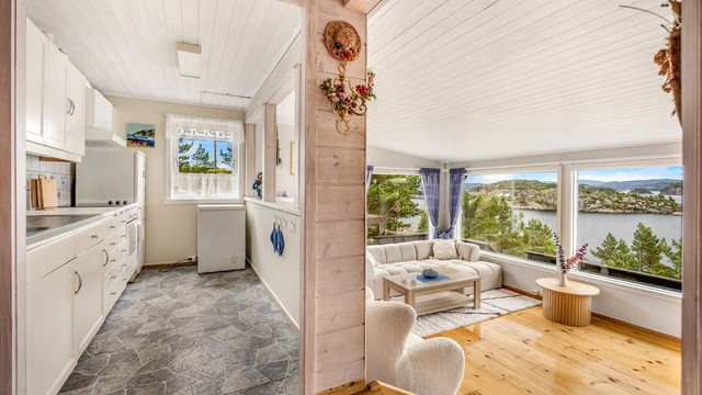 Kjøkkenet er praktisk innredet med god benkeplass og har en delvis åpen løsning mot stuen.