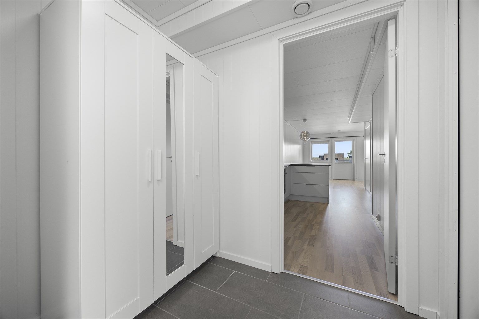 Leiligheten disponerer to boder, en innvendig og en utvendig ved inngangspartiet.