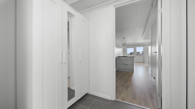 Leiligheten disponerer to boder, en innvendig og en utvendig ved inngangspartiet.