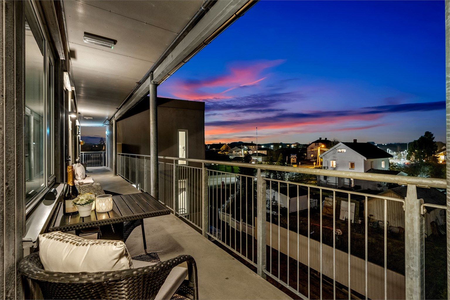 Nyt kveldssolen på koselig og vestvendt uteplass. Sol til ca 22.00! (midtsommer)