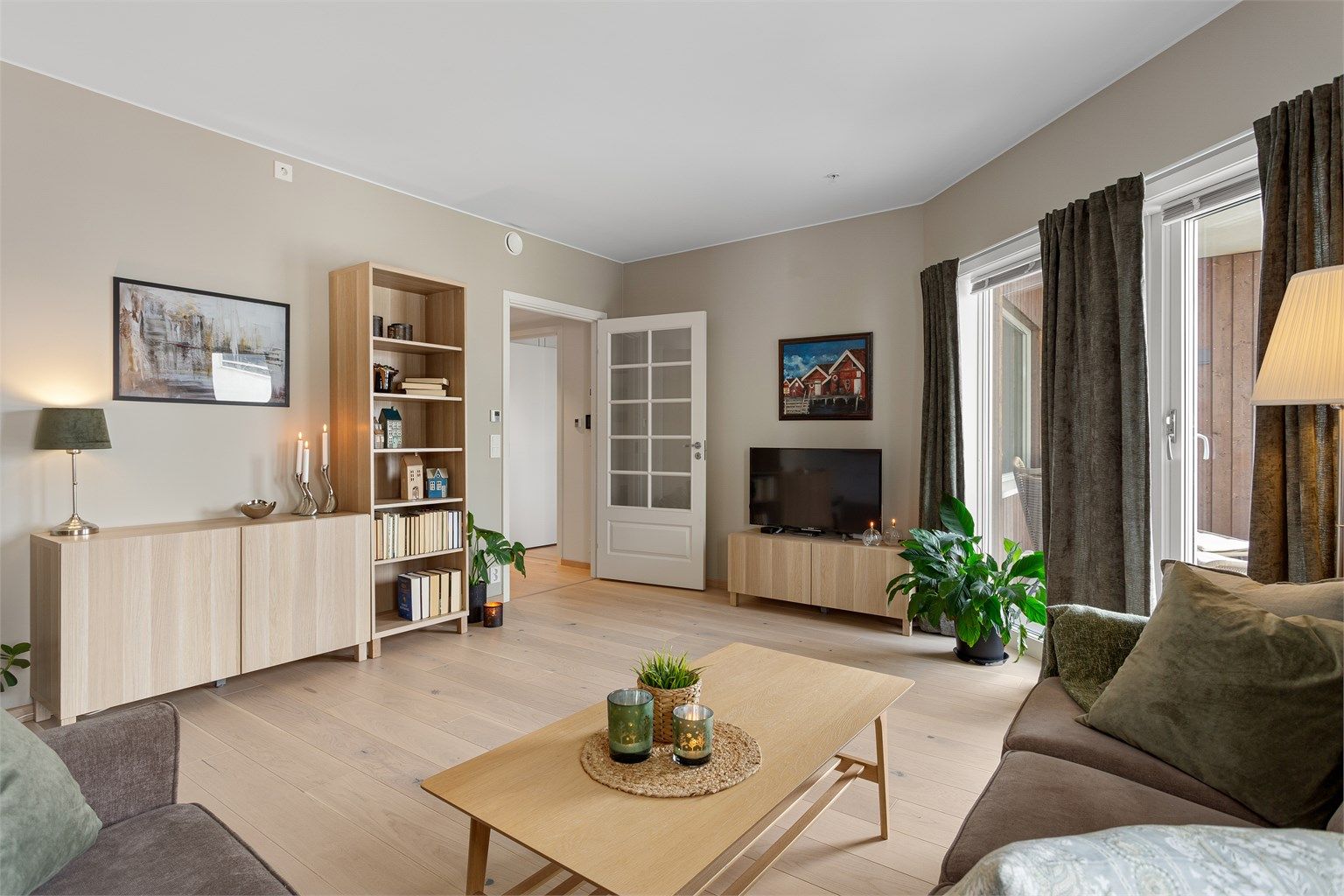 Utgang til uteplass på sørvendt overbygget balkong på ca. 10 kvm