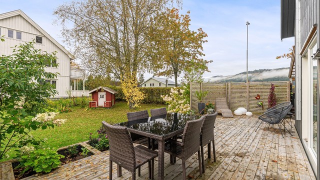 Markterrassen har tregulv og god plass til spisebord og flere sittegrupper.