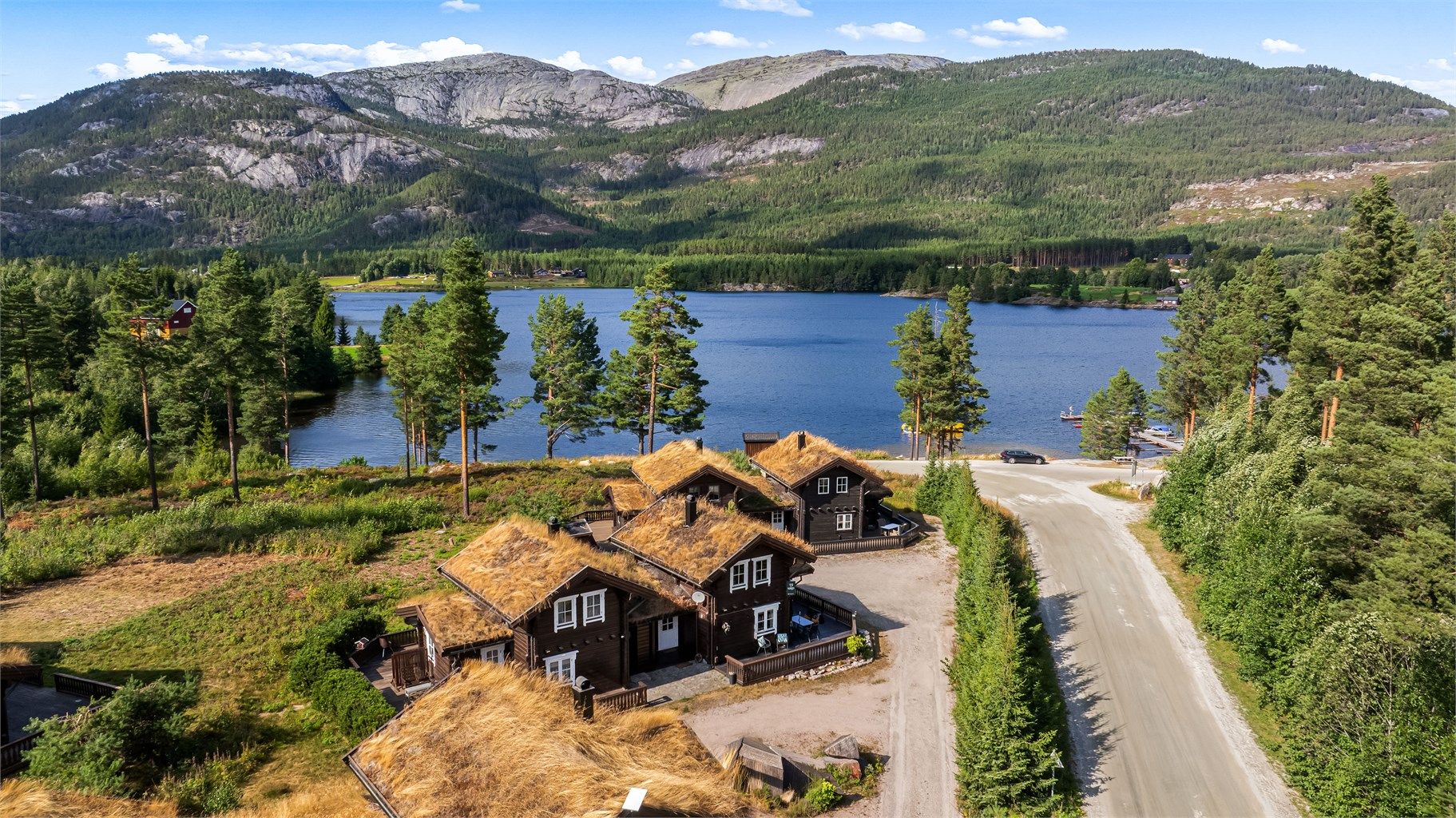 Naturskjønne omgivelser med vann og fjell