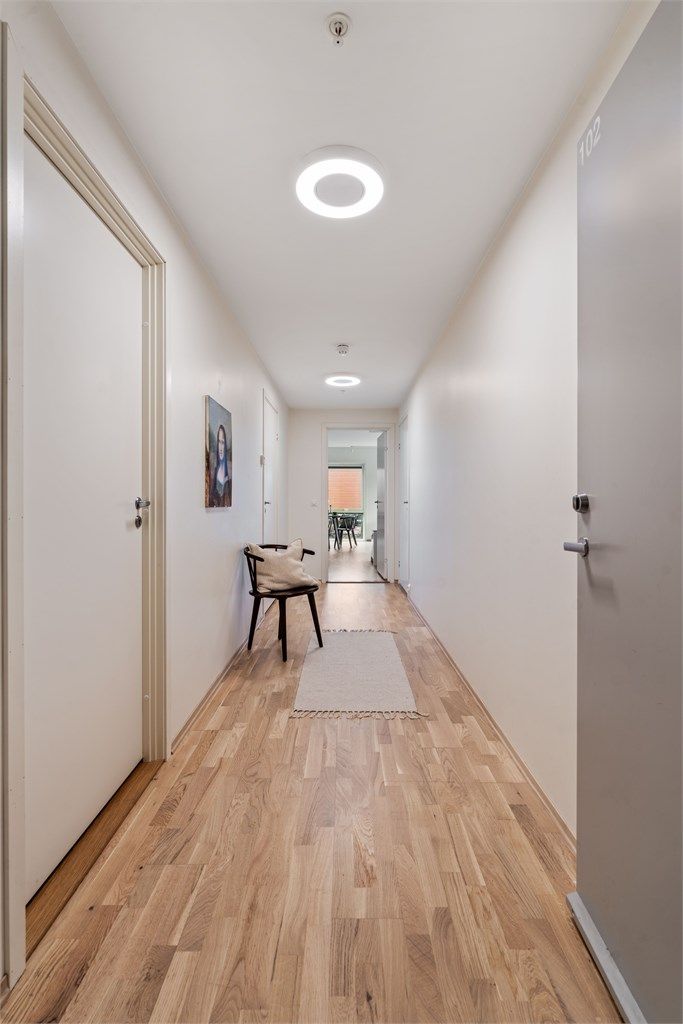 Stor gang med praktisk bod like ved entré.