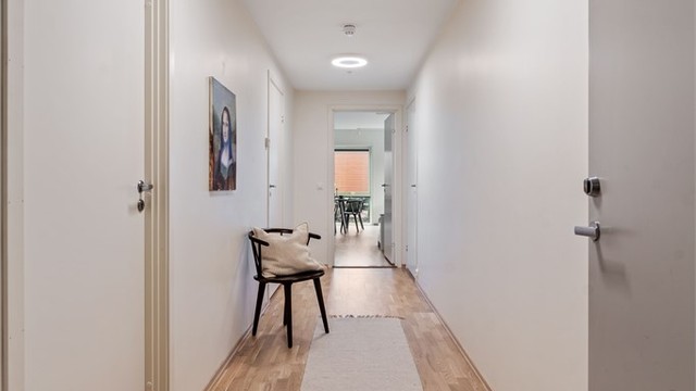 Stor gang med praktisk bod like ved entré.