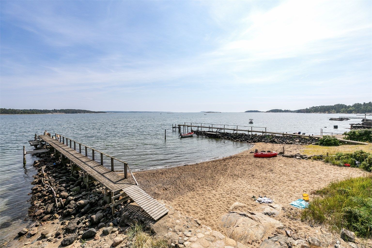 Bademuligheter er det mange av i området, blant annet på denne fine stranden nederst i Sarpemyrveien - gode 150 meter fra eiendommen.
