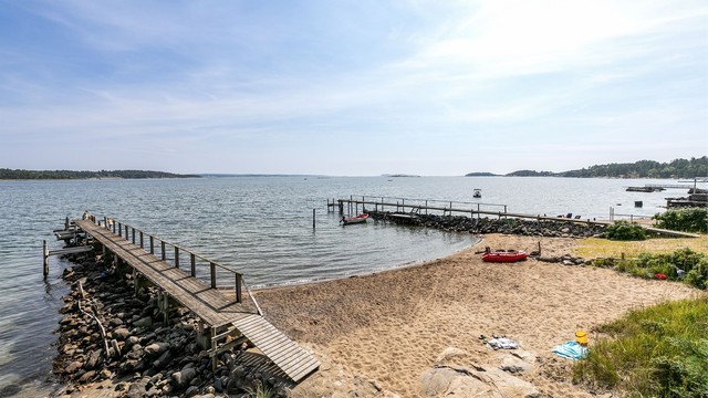 Bademuligheter er det mange av i området, blant annet på denne fine stranden nederst i Sarpemyrveien - gode 150 meter fra eiendommen.