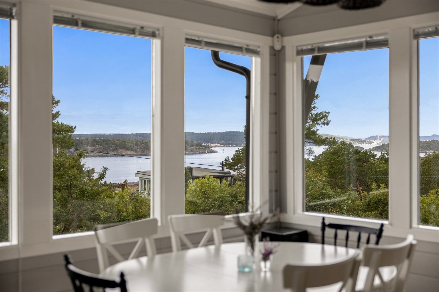 UTSIKTEN fra hytta er som et maleri i stadig endring, og fargene er holdt lyse for at naturen utenfor vinduene skal få spille hovedrollen.