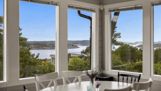 UTSIKTEN fra hytta er som et maleri i stadig endring, og fargene er holdt lyse for at naturen utenfor vinduene skal få spille hovedrollen.