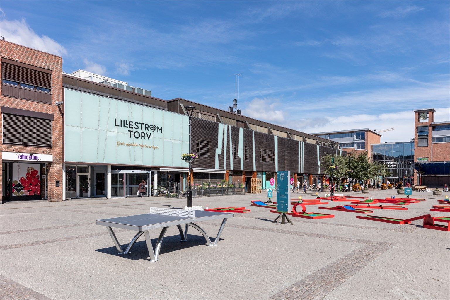 En kort spasertur tar deg til Lillestrøm Torv med et bredt utvalg butikker og serveringssteder.