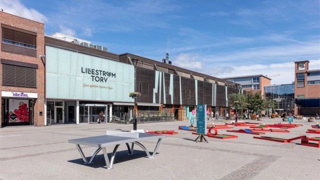 En kort spasertur tar deg til Lillestrøm Torv med et bredt utvalg butikker og serveringssteder.