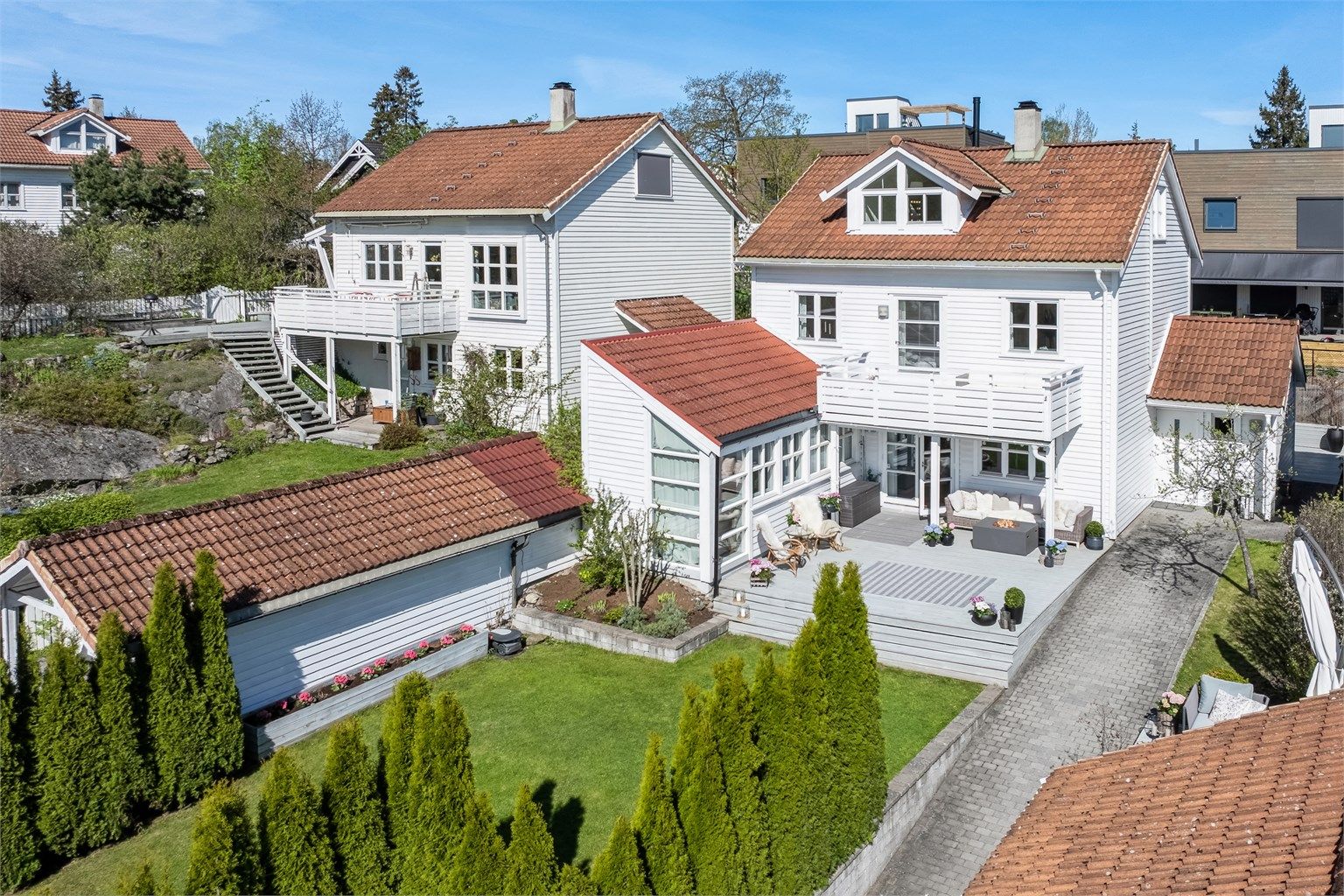 Skoklekroken 15 ligger idyllisk til i meget barnevennlig og attraktivt boområde på Skoklefall. Fra eiendommen er det gangavstand til skoler, barnehager, offentlig kommunikasjon og daglige servicetilbud