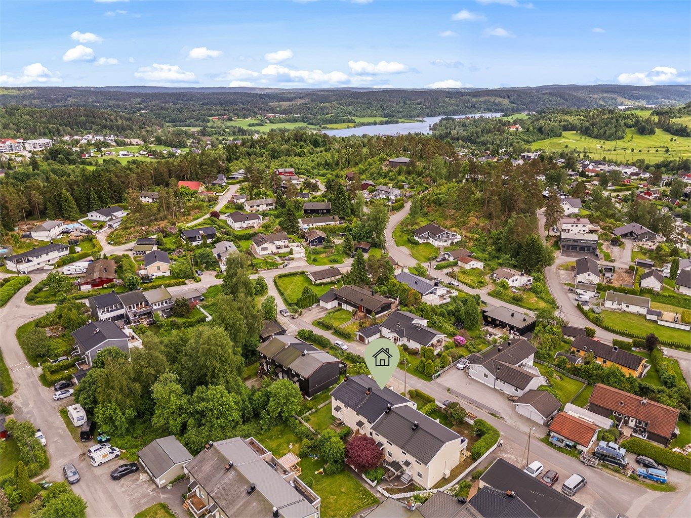 Ca. 10 min gang til bus med gode forbindelser til Oslo, Ski og Lillestrøm