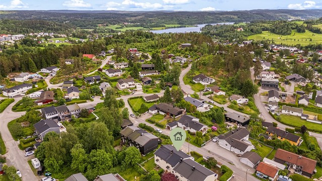 Ca. 10 min gang til bus med gode forbindelser til Oslo, Ski og Lillestrøm