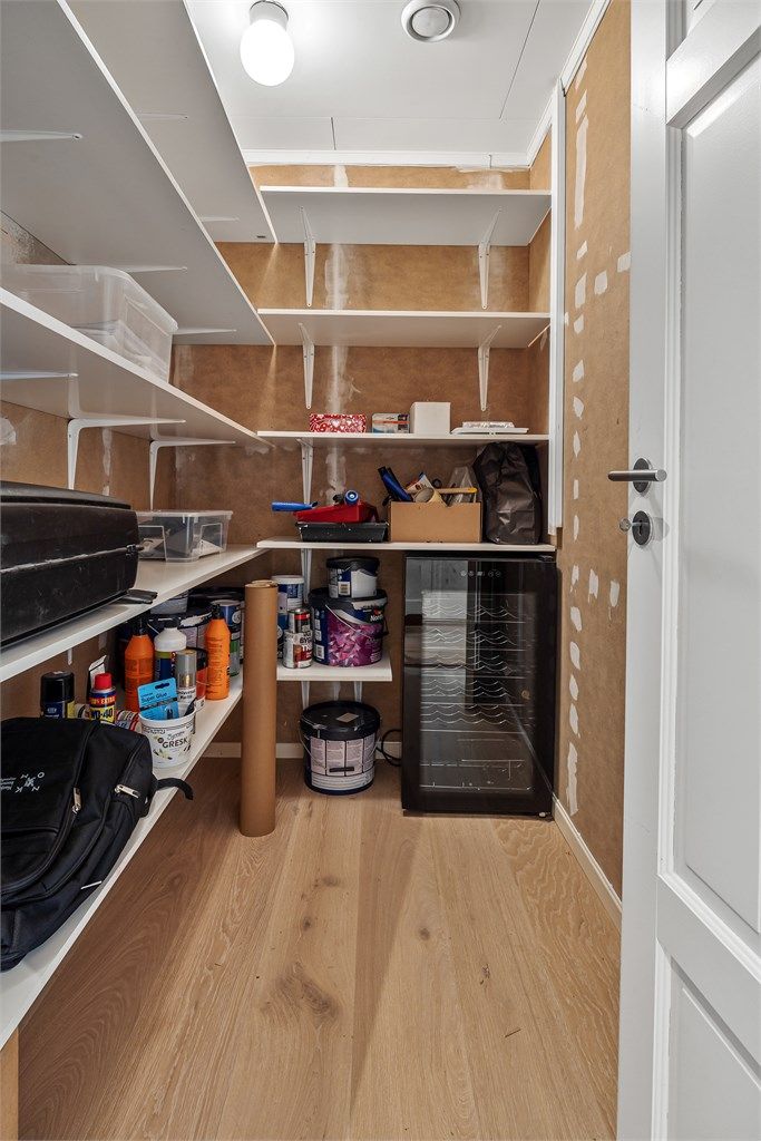 En av to innvendige boder som gir rikelig med lagringsplass.