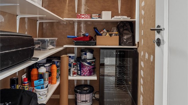 En av to innvendige boder som gir rikelig med lagringsplass.