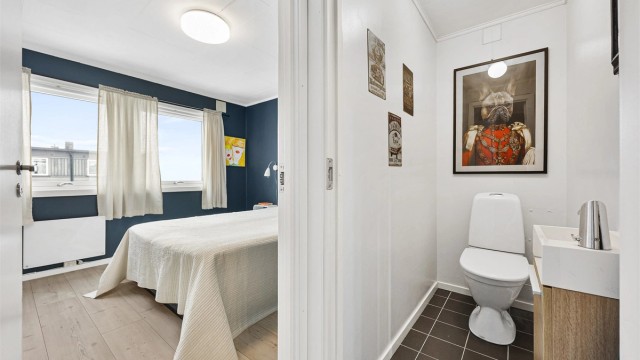 WC-rommet ligger praktisk til i tilknytning til soverommene.