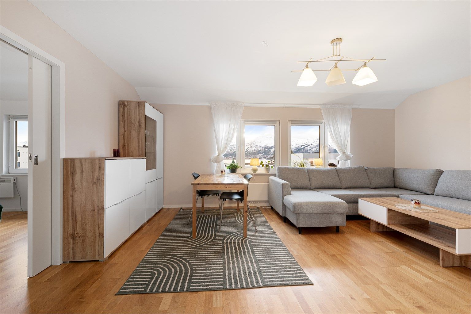 Romslig stue med nydelig utsikt utover Sunnmørsalpene. 