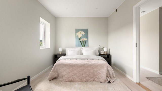 Leiligheten inneholder to soverom. Dette er størst og er innredet med walk-in garderobe.