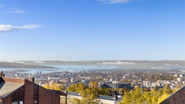 Velkommen til Grefsenkollveien 20E – en lys og innbydende 3-roms topp- og endeleilighet med høy, luftig beliggenhet og storslått utsikt! Foto: Petter Tanum/Tanum Foto