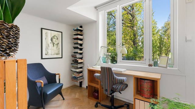 Soverommet i første etasje fungerer godt som kontor eller gjesterom, med parkettgulv og malte flater.