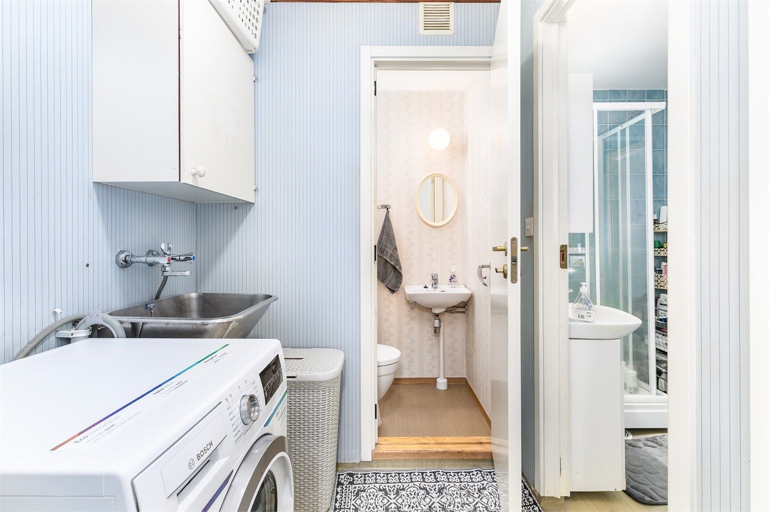 Badet, vaskerommet og toalettrommet er i mange tilsvarende leiligheter slått sammen til ett stort bad, et tiltak som kan kreve styrets godkjenning før iverksetting.