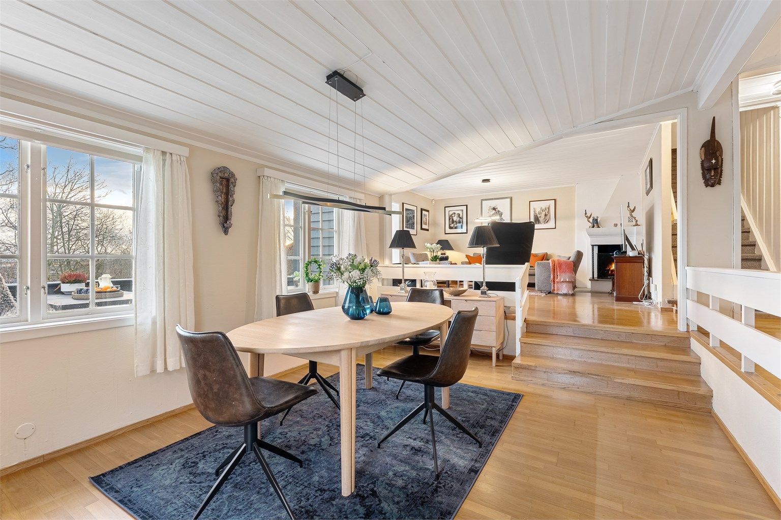 Nivåforskjellen gir en naturlig inndeling mellom spisestue og stue.