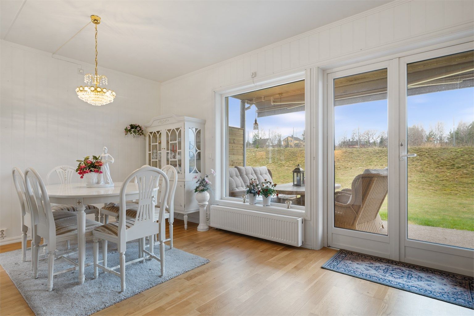 Kjøkken/stue- med utgang til terrasse og med store vindusflater som gir gode lysforhold