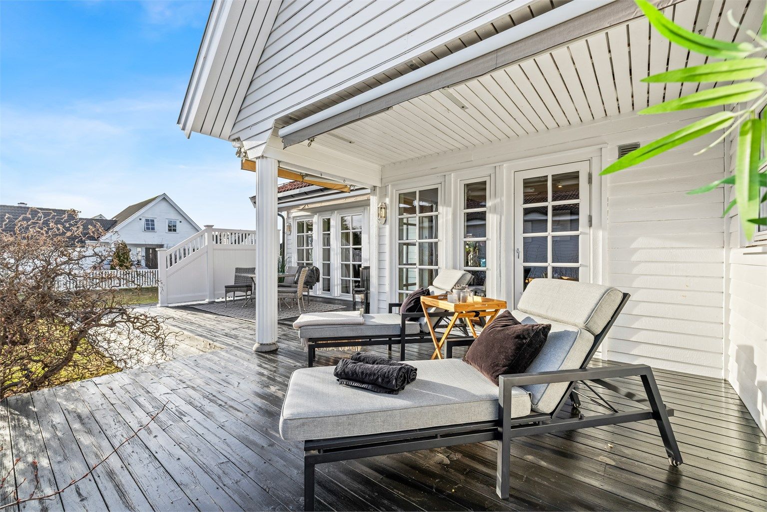 Her er det god plass til solsenger og utemøbler. Tomten har meget gode solforhold og uteplassene oppleves usjenert. 