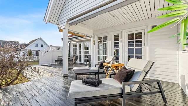 Her er det god plass til solsenger og utemøbler. Tomten har meget gode solforhold og uteplassene oppleves usjenert.