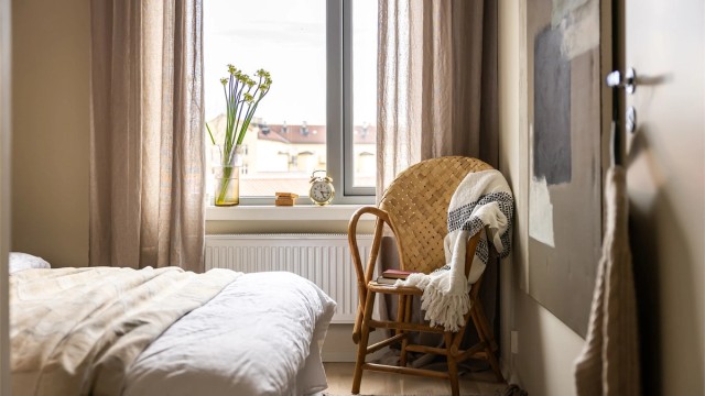 Store vindusflater som gjør rommet lyst og luftig - vendt mot rolig gate, her kan du sove med vinduet åpent uten forstyrrelser.