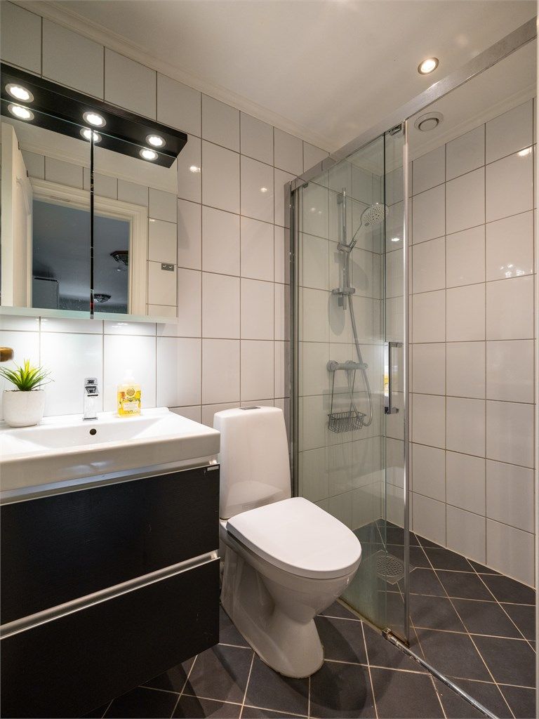 Badet tilknyttet hybeldelen har flislagt gulv med varme og eget dusjhjørne. 