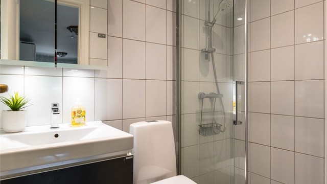 Badet tilknyttet hybeldelen har flislagt gulv med varme og eget dusjhjørne.