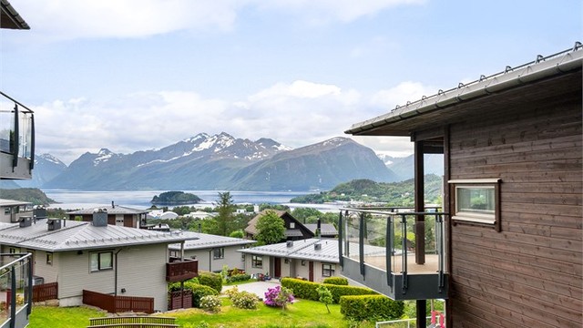 Utsikt fra fellesområdene mot fjorden.