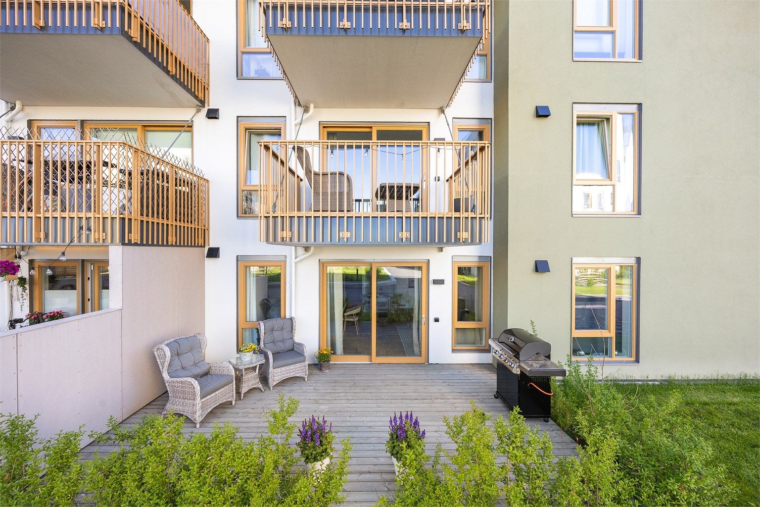 Direkte utgang fra stuen via terrassedør med trelags isolerglass.
