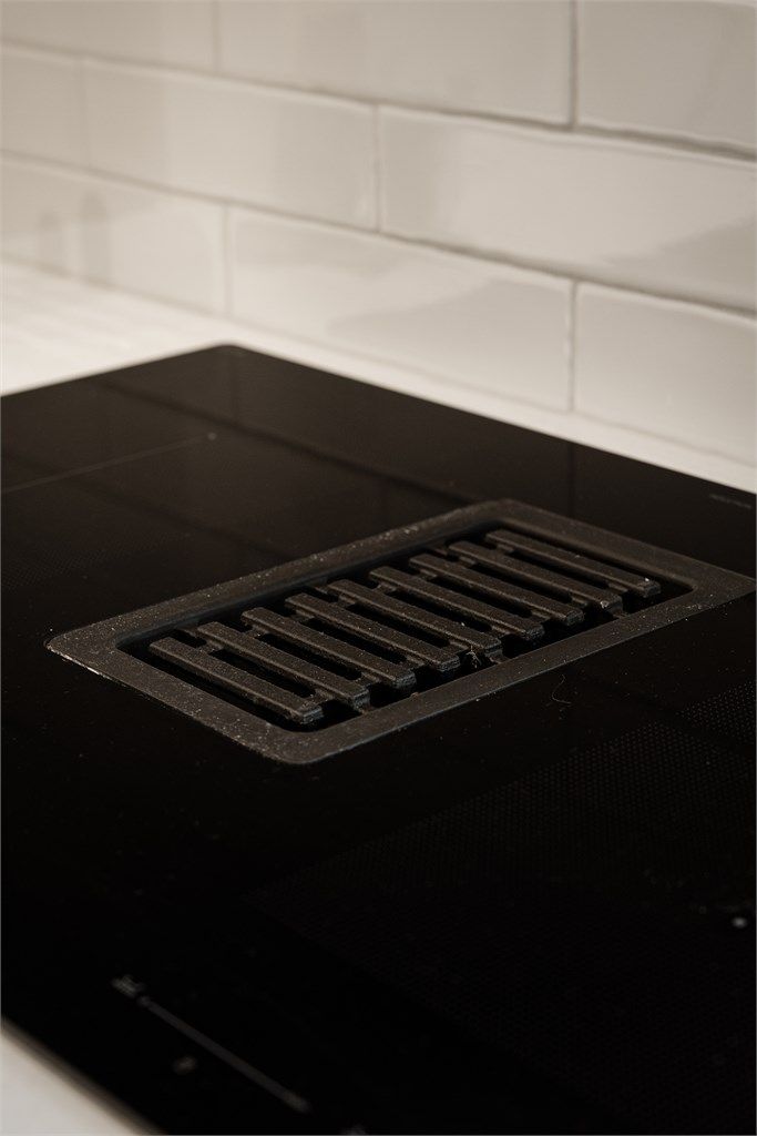 Platetopp med integrert ventilator gir en ren og minimalistisk kjøkkenbenk.