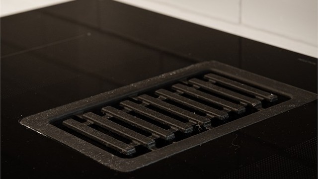 Platetopp med integrert ventilator gir en ren og minimalistisk kjøkkenbenk.