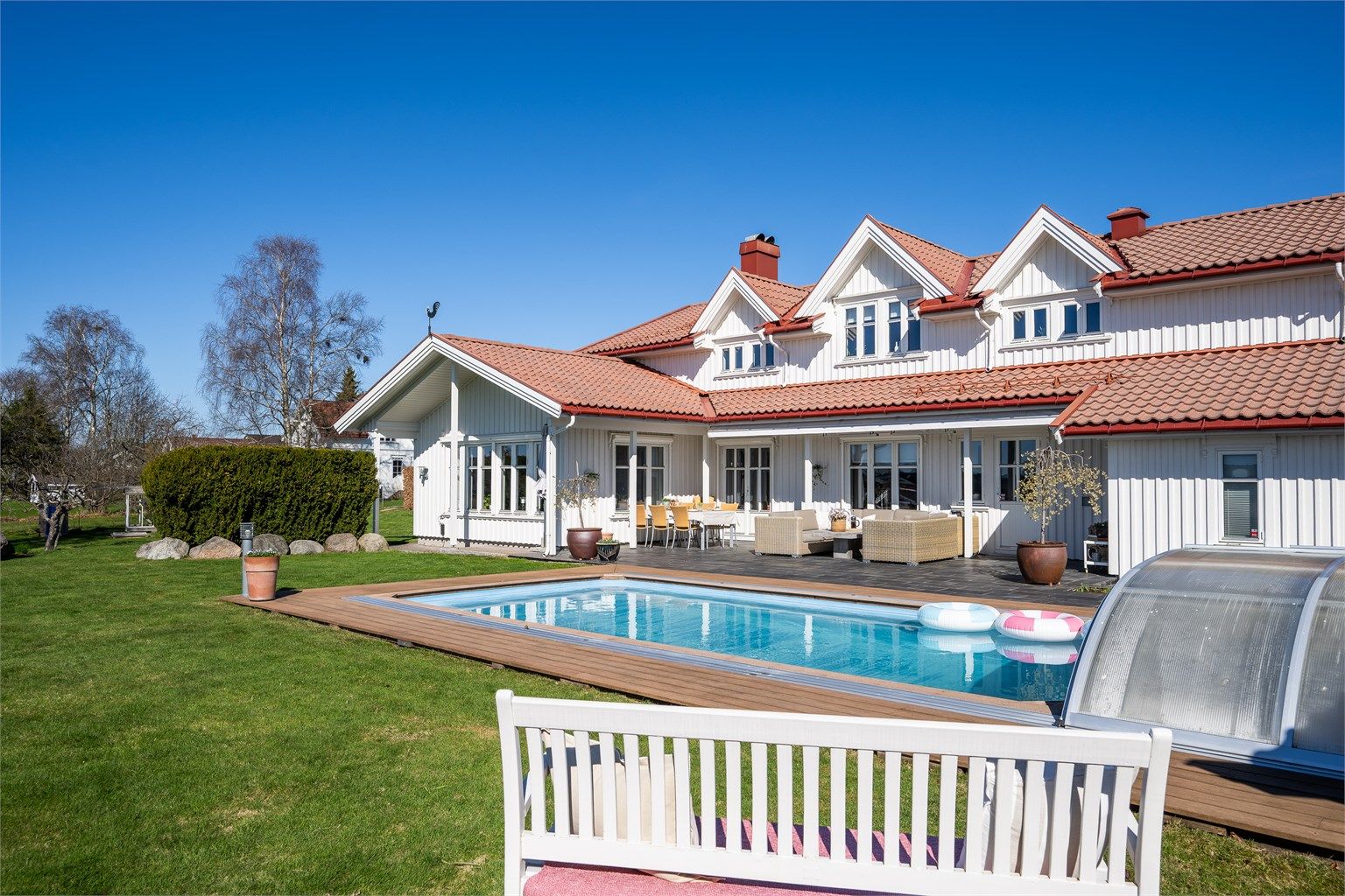 Her kan du nyte solen i private omgivelser, helt skjermet fra innsyn.