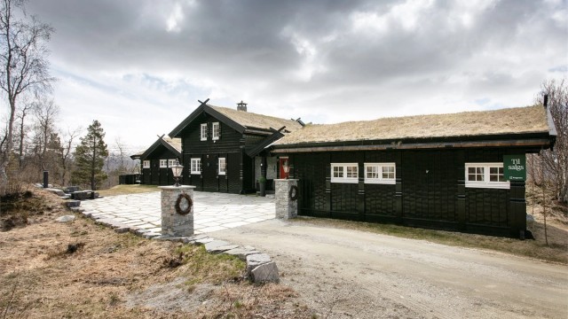 Hele gårdsplassen er belagt med skifer, levert og lagt av fagfolk fra Norheim Naturskifer.