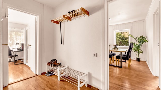 Store vindusflater mot tre himmelretninger slipper inn rikelig med naturlig lys, som gir en god romfølelse og ikke minst hyggelig utsyn over et rolig og frodig nabolag.