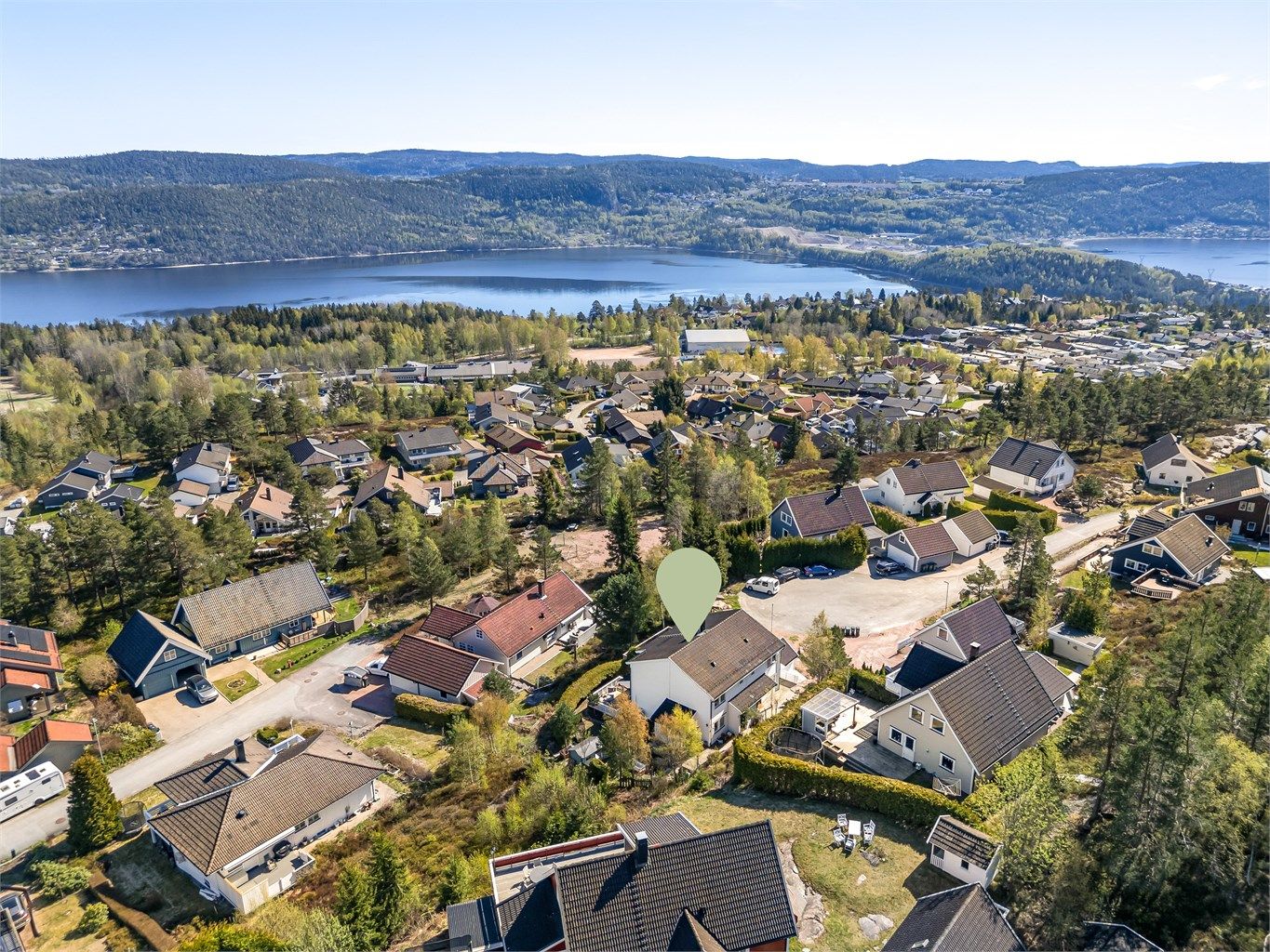 Boligen ligger i et veletablert og rolig nabolag i Svelvik.