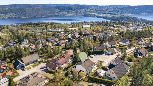Boligen ligger i et veletablert og rolig nabolag i Svelvik.