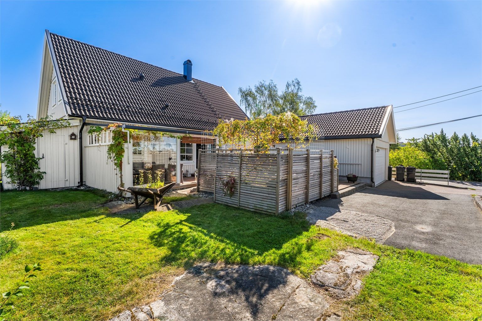  Boligen har en gjennomtenkt planløsning med blant annet to stuer, tre soverom, to bad, eget vaskerom og godt med lagringsplass samt dobbel garasje.