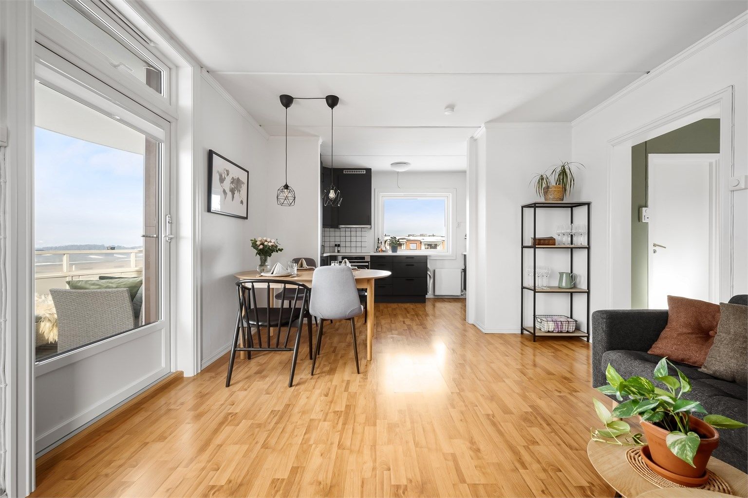 Balkongdøren fra 2021 slipper lyset inn og binder stuen sammen med uteplassen.