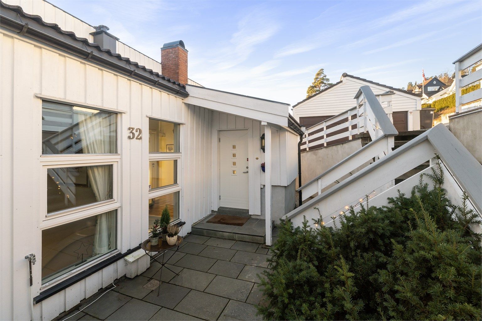 Trapp ned til inngangsparti er felles med nabo og har varmekabler.