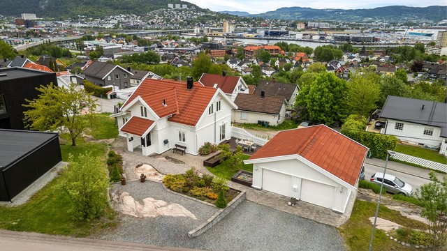 En innholdsrik og oppgradert enebolig med flott utsikt samt en familievennlig beliggenhet.
Foto: Haiman Askari