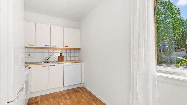 Det medfølger hvitevarer som inkl. integrert oppvaskmaskin, frittstående komfyr og kjøl/frys.