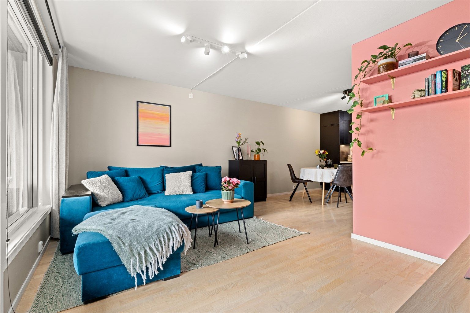 Romslig og sosial stue- og kjøkkenløsning i åpen utførelse, med god plass til spisebord.