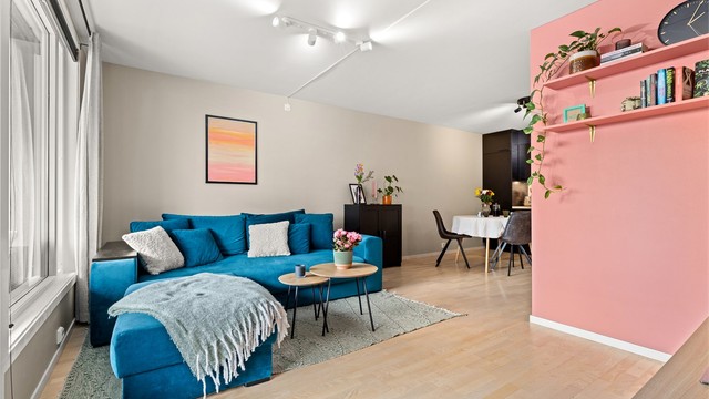 Romslig og sosial stue- og kjøkkenløsning i åpen utførelse, med god plass til spisebord.