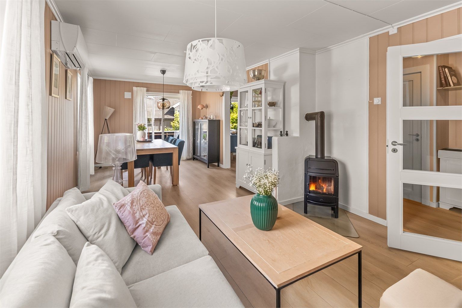 Boligen er lys og pen innredet med malte overflater i en moderne fargepalett. Gulv har for det meste laminat og flis.